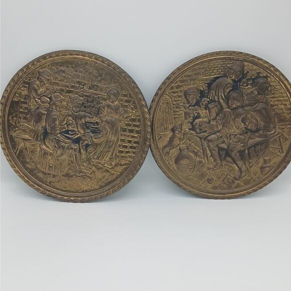 VTG 8" Set of 2 Brass Colonial Decorative Wall Plates Hanging Round Plaques - Picture 1 of 9